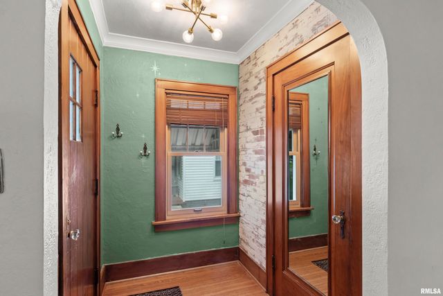 805 W FORREST HILL Avenue, Peoria, IL 61604