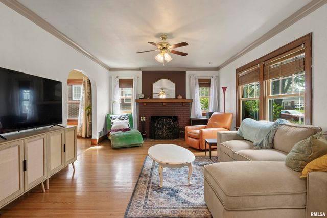 805 W FORREST HILL Avenue, Peoria, IL 61604