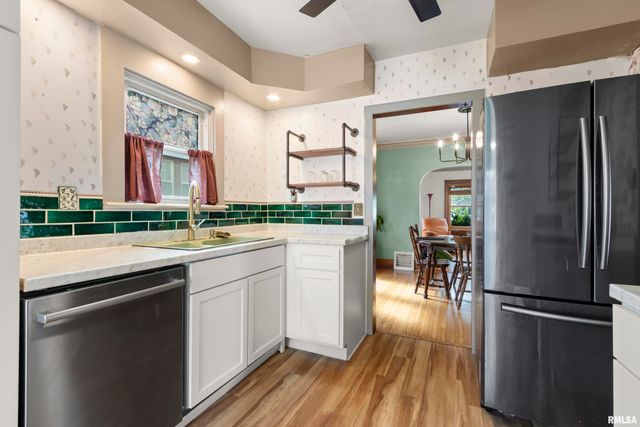 805 W FORREST HILL Avenue, Peoria, IL 61604