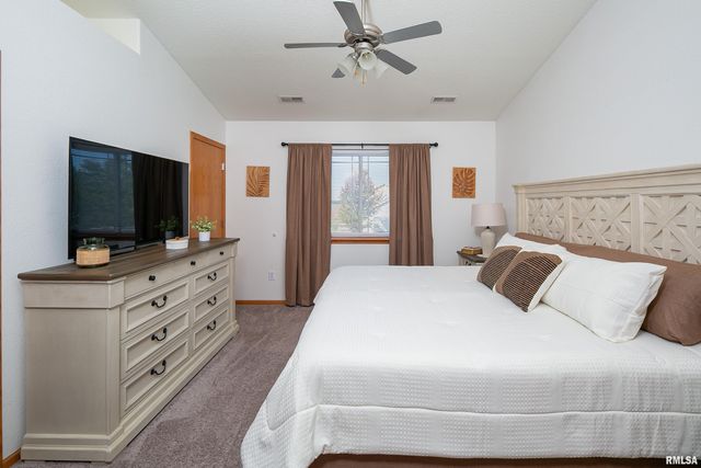 1729 Jenna Drive, Davenport, IA 52804