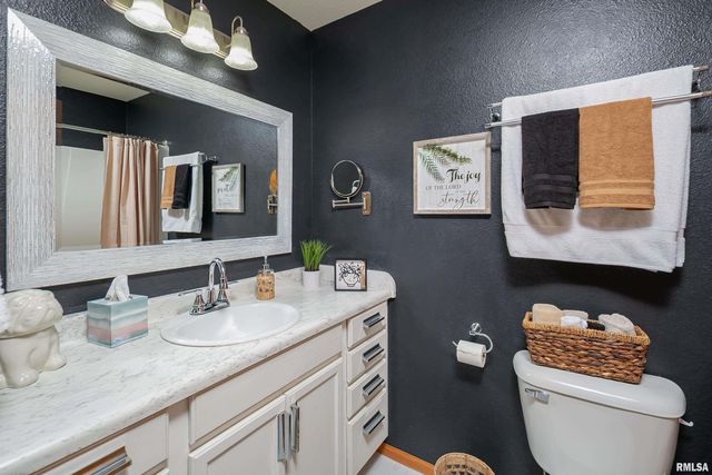 1729 Jenna Drive, Davenport, IA 52804