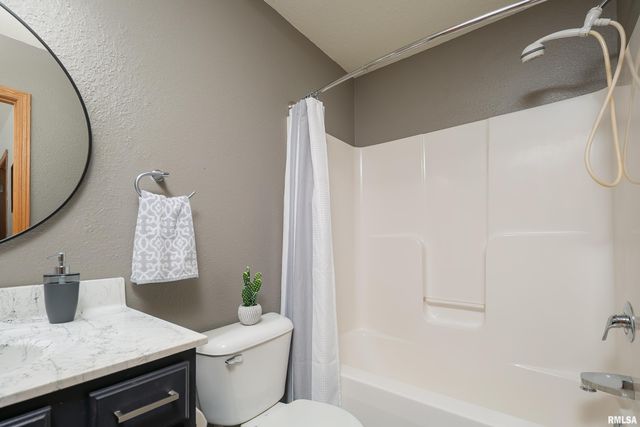 1729 Jenna Drive, Davenport, IA 52804