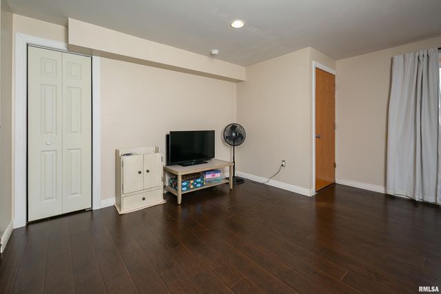 1729 Jenna Drive, Davenport, IA 52804