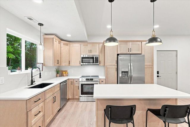 712 LINDBERG Drive, Council Bluffs, IA 51503