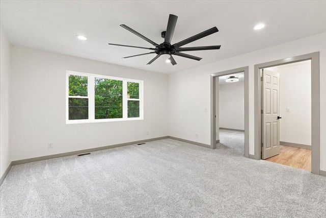 712 LINDBERG Drive, Council Bluffs, IA 51503