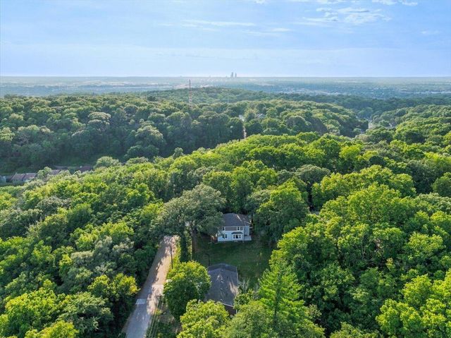 712 LINDBERG Drive, Council Bluffs, IA 51503