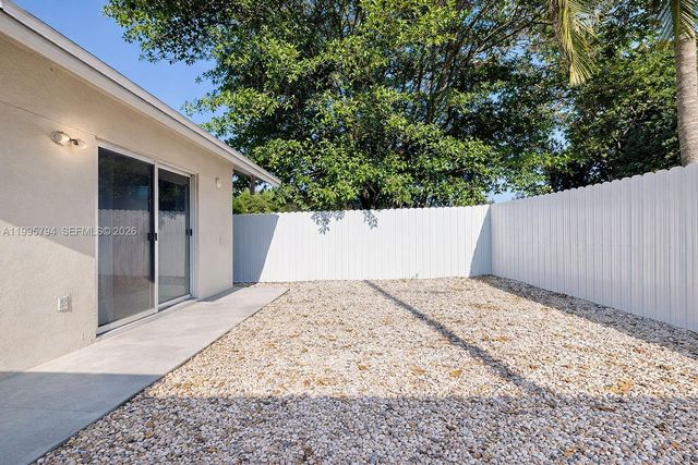 2436 NW 11th St 2436, Miami, FL 33125