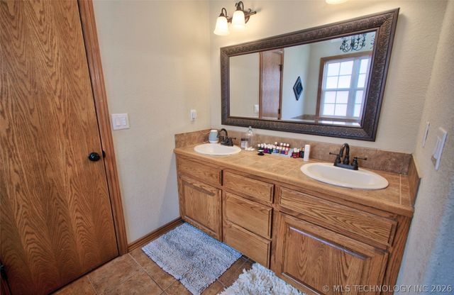 1129 Elizabeth Drive, Checotah, OK 74426