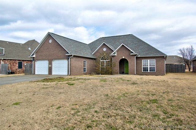 1129 Elizabeth Drive, Checotah, OK 74426