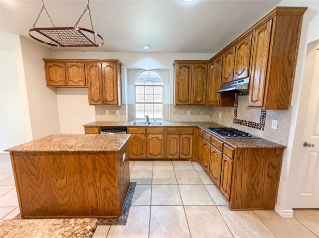 1126 Glencoe Drive, Glenn Heights, TX 75154