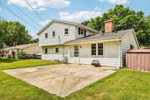W173N8514 Robert AVENUE, Menomonee Falls, WI 53051