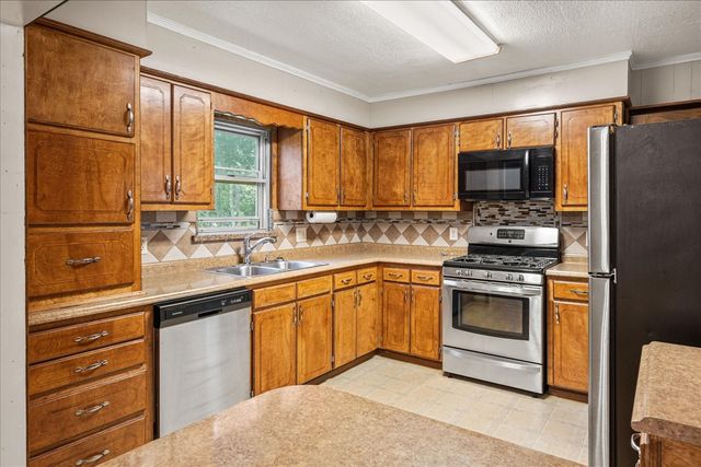 706 S Santa Fe Street, Wolfe City, TX 75496