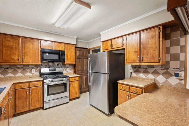 706 S Santa Fe Street, Wolfe City, TX 75496