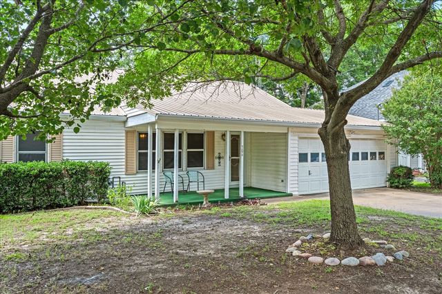 706 S Santa Fe Street, Wolfe City, TX 75496