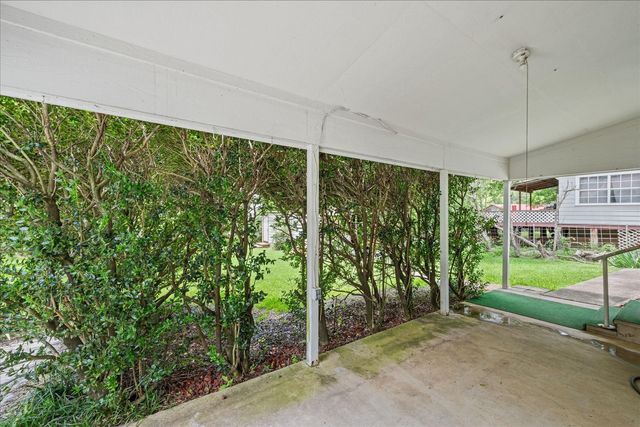 706 S Santa Fe Street, Wolfe City, TX 75496