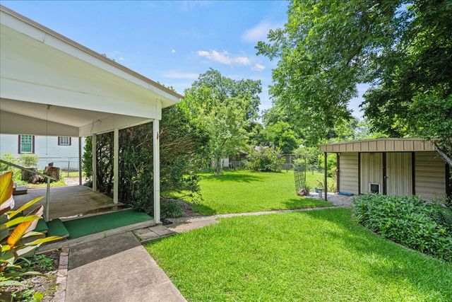 706 S Santa Fe Street, Wolfe City, TX 75496