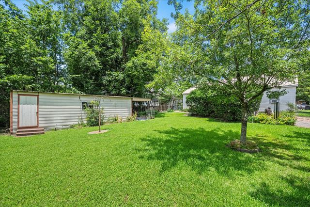 706 S Santa Fe Street, Wolfe City, TX 75496