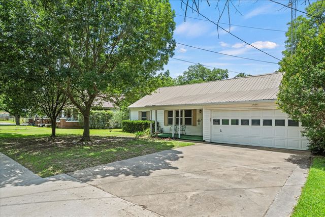 706 S Santa Fe Street, Wolfe City, TX 75496