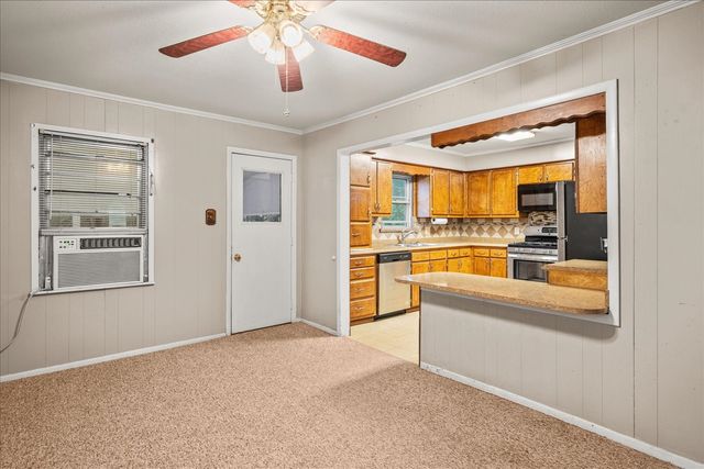 706 S Santa Fe Street, Wolfe City, TX 75496