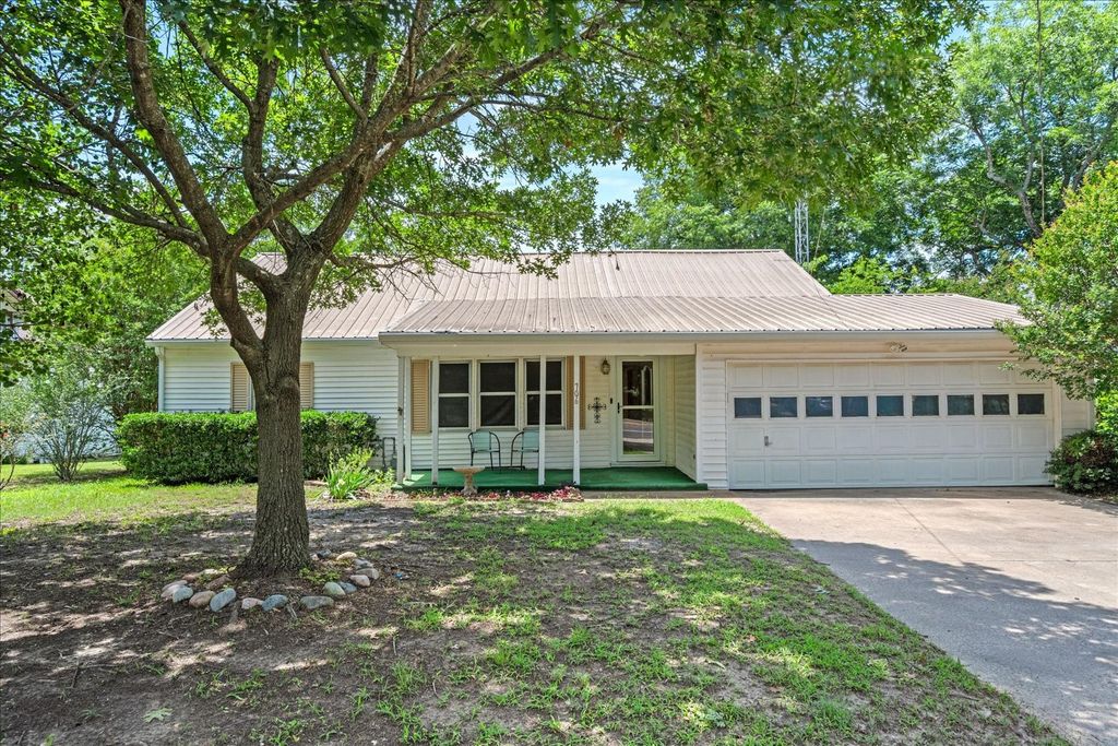 706 S Santa Fe Street, Wolfe City, TX 75496