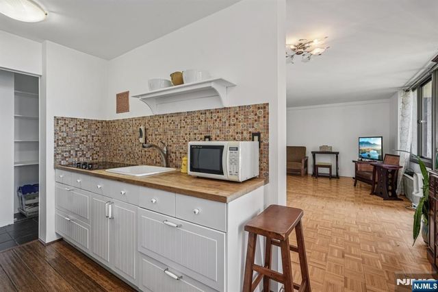 300 Winston 2306, Cliffside Park, NJ 07010