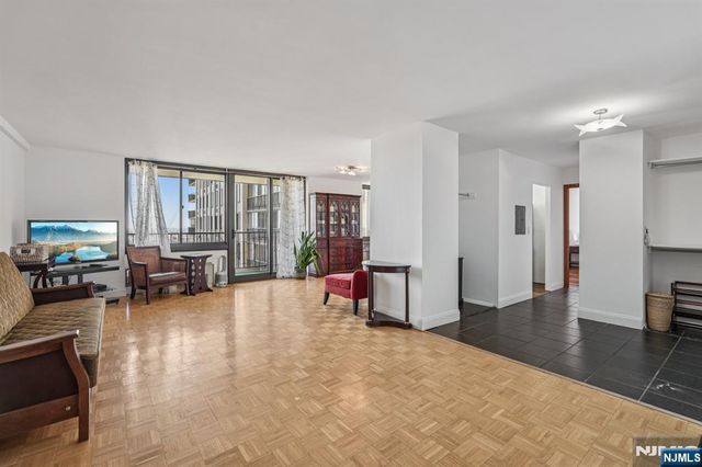 300 Winston 2306, Cliffside Park, NJ 07010