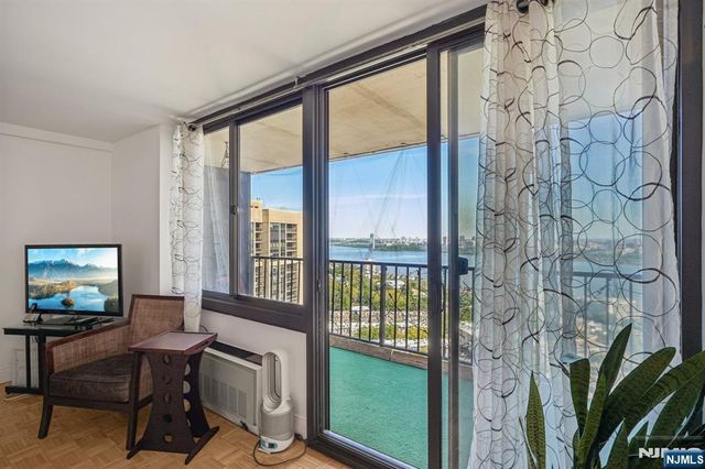 300 Winston 2306, Cliffside Park, NJ 07010