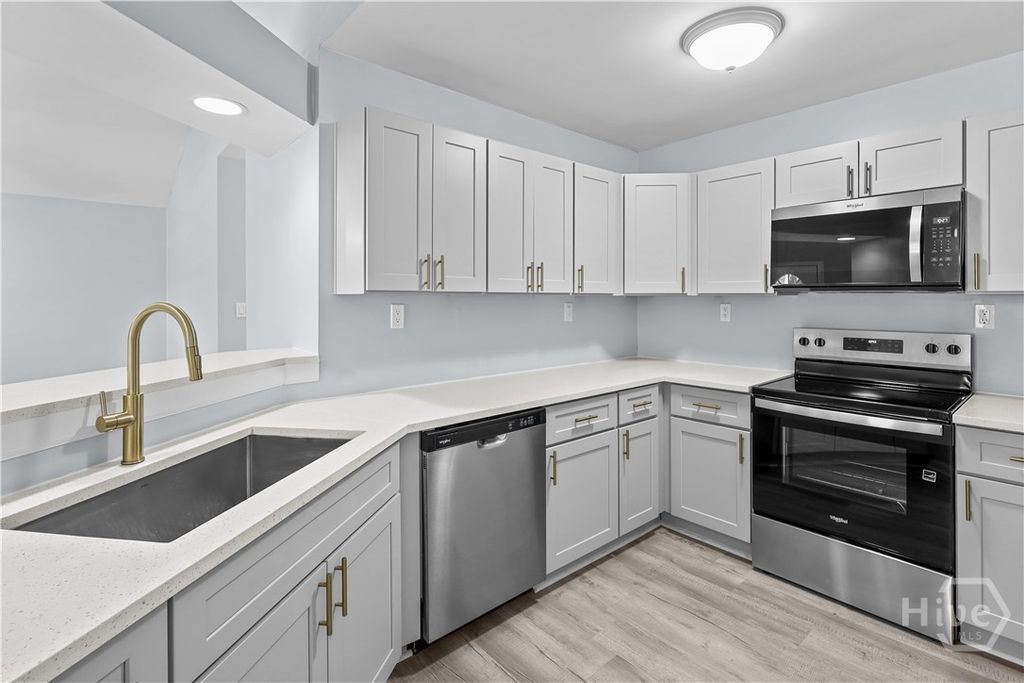 Image 10 of property listing at 515 Staley Avenue, Savannah, GA 31405