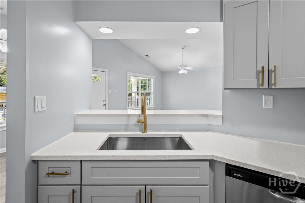 Image 12 of property listing at 515 Staley Avenue, Savannah, GA 31405