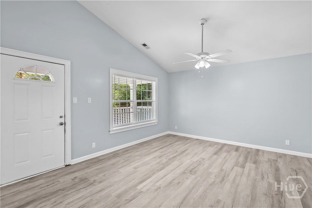 Image 6 of property listing at 515 Staley Avenue, Savannah, GA 31405