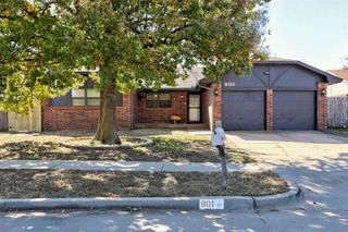 801 N Silver Leaf Drive, Moore, OK 73160