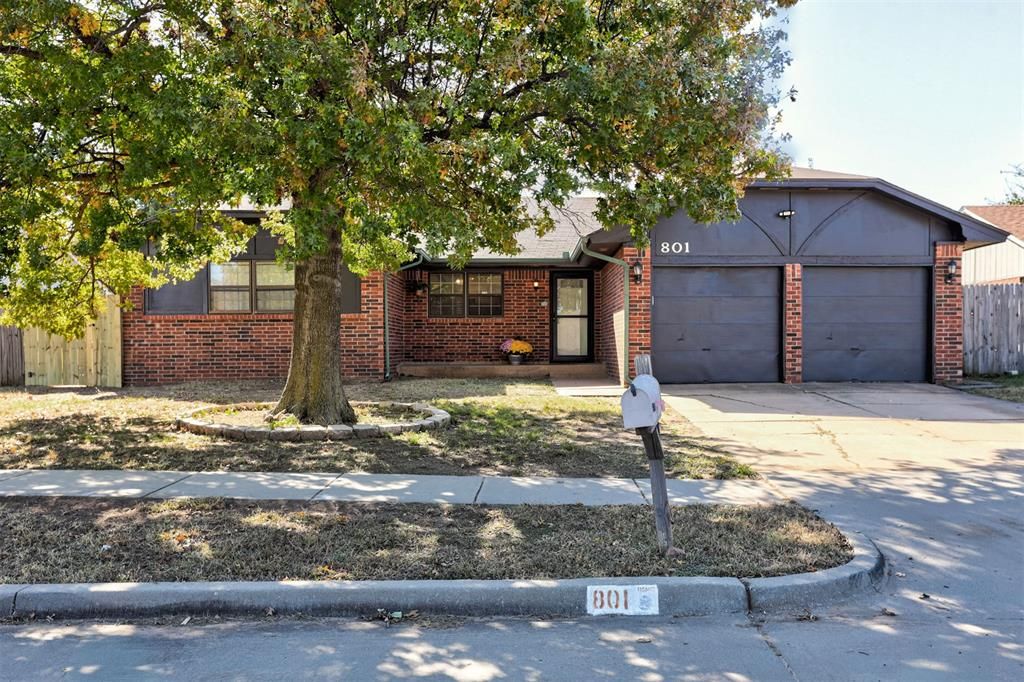 801 N Silver Leaf Drive, Moore, OK 73160