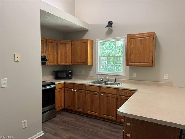 196 Bethania Oaks Circle, Pfafftown, NC 27040