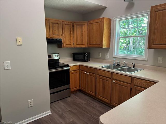 196 Bethania Oaks Circle, Pfafftown, NC 27040