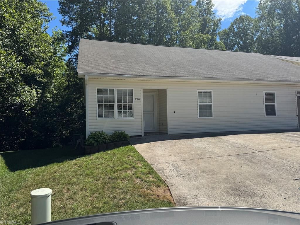 196 Bethania Oaks Circle, Pfafftown, NC 27040