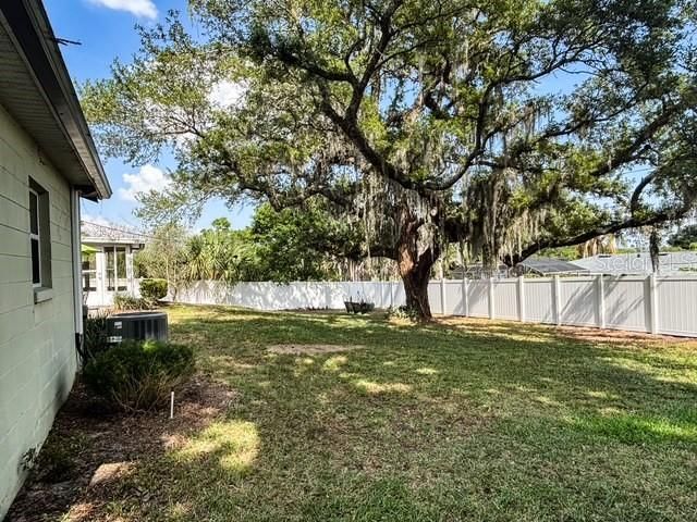 121 E PINE ST, Howey In The Hills, FL 34737