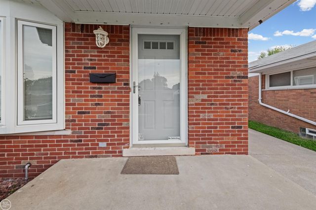 22932 Doremus Street, St Clair Shores, MI 48080