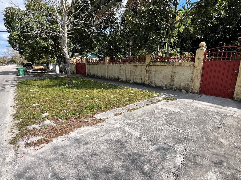 Image 3 of property listing at 995 NW 114TH STREET, Miami, FL 33168
