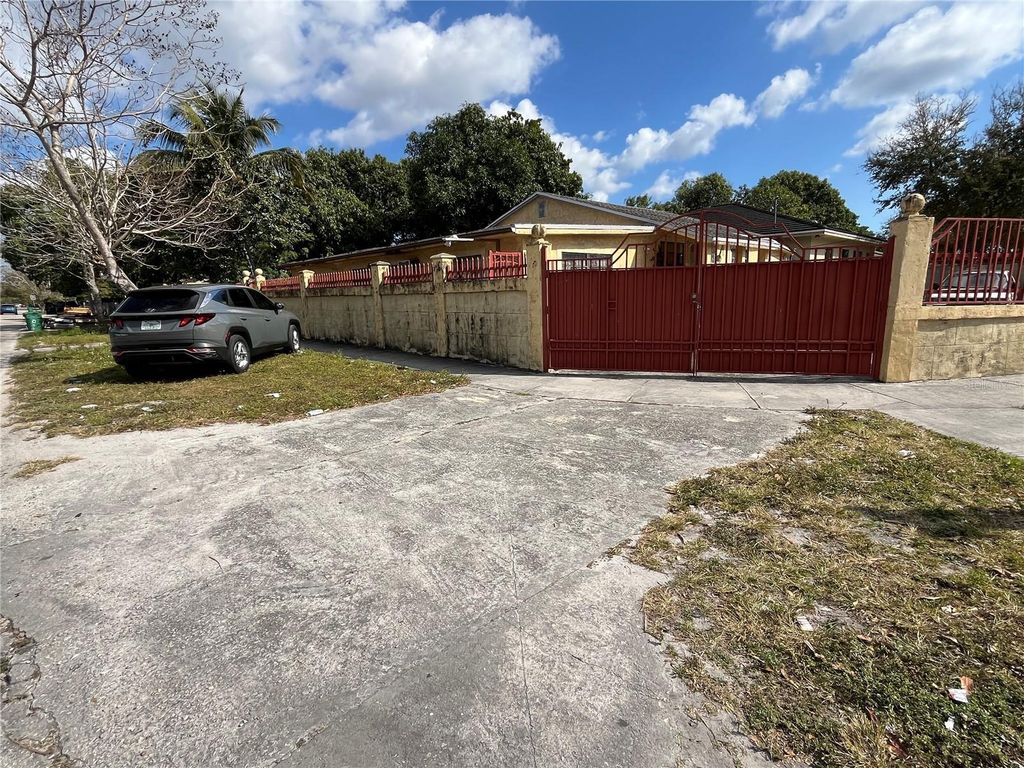 Image 4 of property listing at 995 NW 114TH STREET, Miami, FL 33168