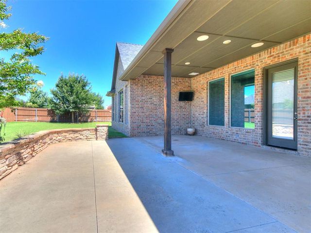624 Sailboat Bridge Way, Edmond, OK 73034