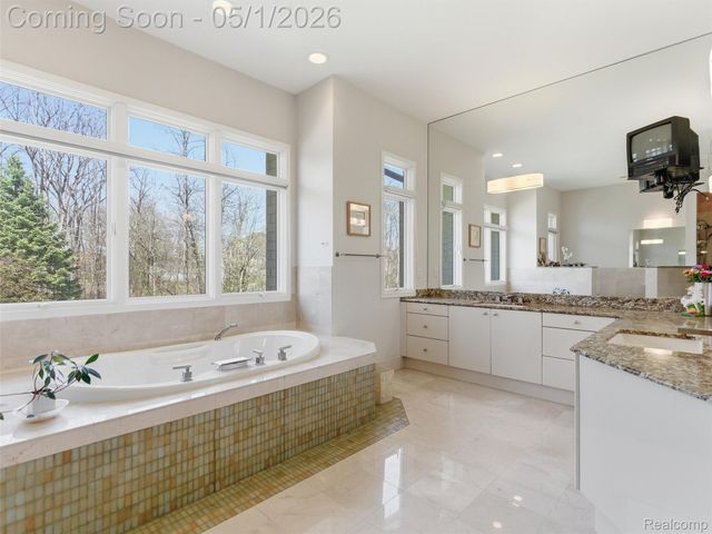 8390 Warwick Groves Court, Grand Blanc Charter Township, MI 48439
