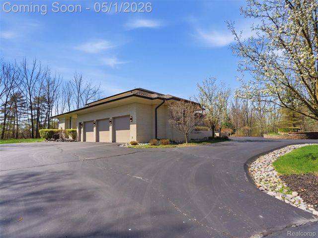 8390 Warwick Groves Court, Grand Blanc Charter Township, MI 48439