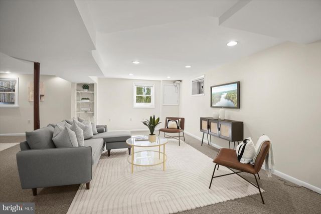 2429 N POTOMAC ST, Arlington, VA 22207