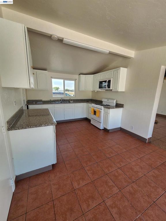 Image 5 of property listing at 1238 Maryland Ave, Los Banos, CA 93635