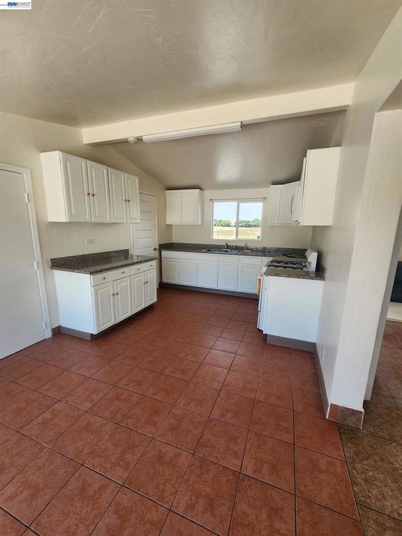Image 6 of property listing at 1238 Maryland Ave, Los Banos, CA 93635