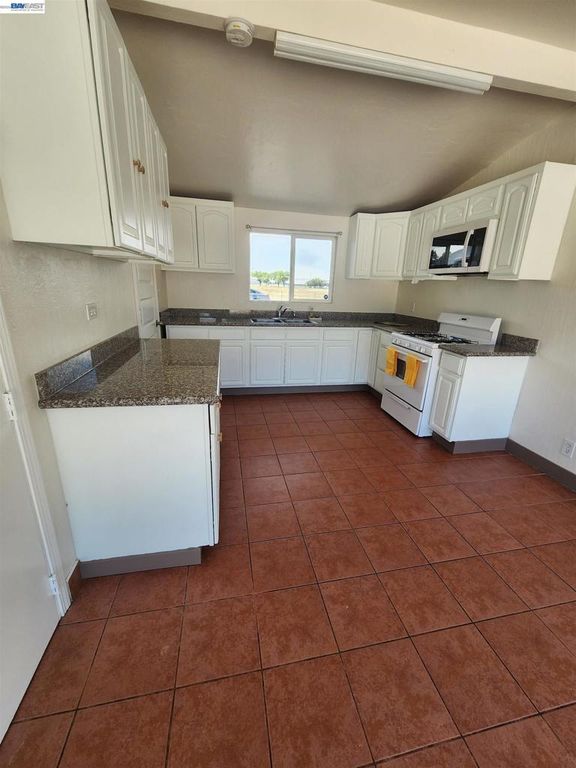 Image 8 of property listing at 1238 Maryland Ave, Los Banos, CA 93635