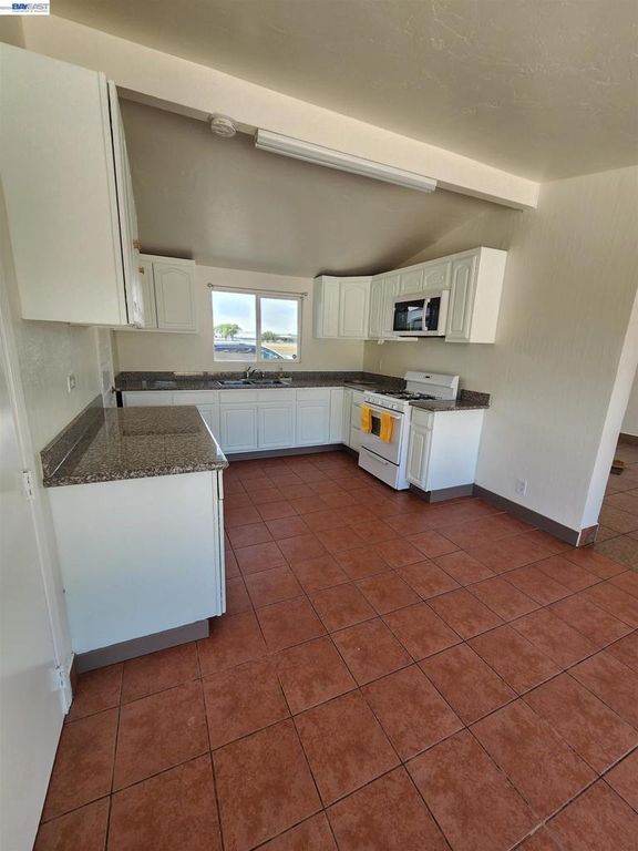 Image 9 of property listing at 1238 Maryland Ave, Los Banos, CA 93635
