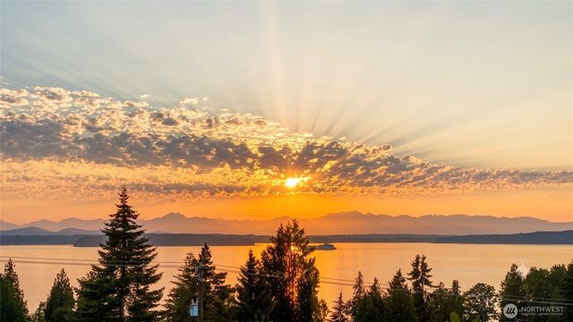 9297 44th Avenue SW, Seattle, WA 98136