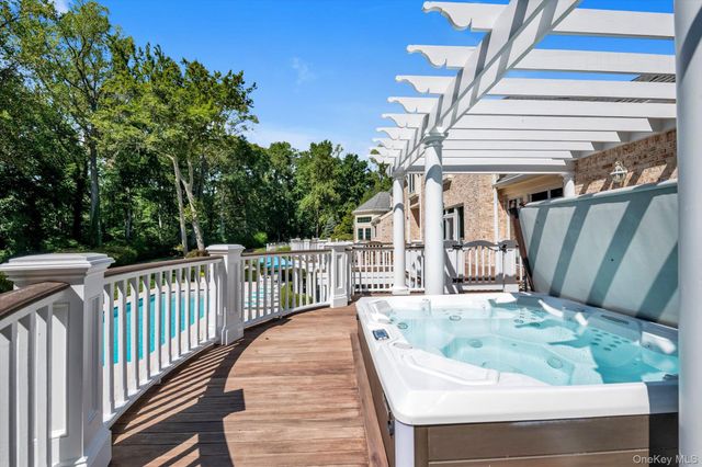 12 OVERLOOK Court, Lattingtown, NY 11560