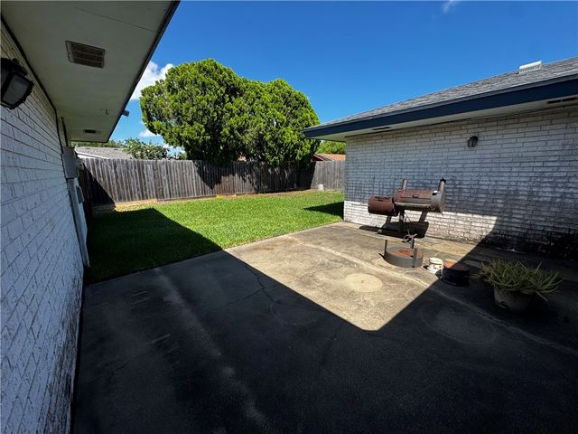 211 Barracuda Dr, Portland, TX 78374